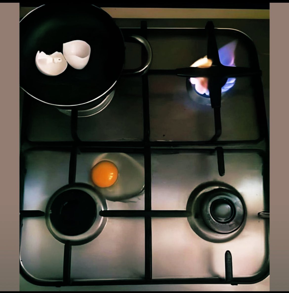 گاهی زندگی همین‌طوره؛
آماده‌ایم، امکانات هست، فرصت‌ها هم سرِ جاشون هستن، اما «تمرکز» نیست!
درست مثل این اجاق، ما هم وقتی حواسمون نباشه، به‌جای رشد و رسیدن به نتیجه، فقط انرژی می‌سوزونیم.
ابزار داشتن مهمه،اما بلد بودنِ استفاده ازش، حیاتی‌تره.
#پلشت