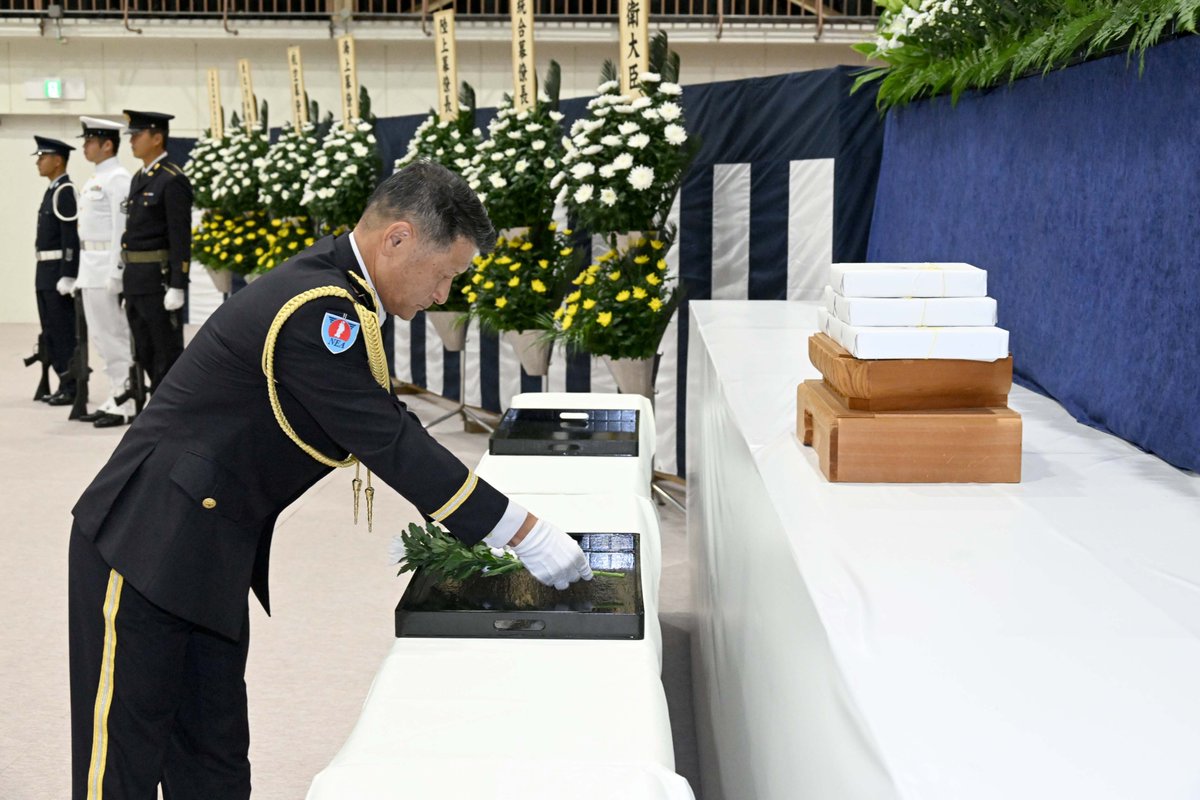 NeaAdminpr's tweet image. 【宮城県自衛隊殉職隊員合同追悼式】
10月18日（土）、東北方面総監は、海上自衛隊大湊地区総監及び航空自衛隊第4航空団司令の共催により令和7年度宮城県自衛隊殉職隊員合同追悼式を執り行い、追悼の辞を述べるとともに献花を行いました。…