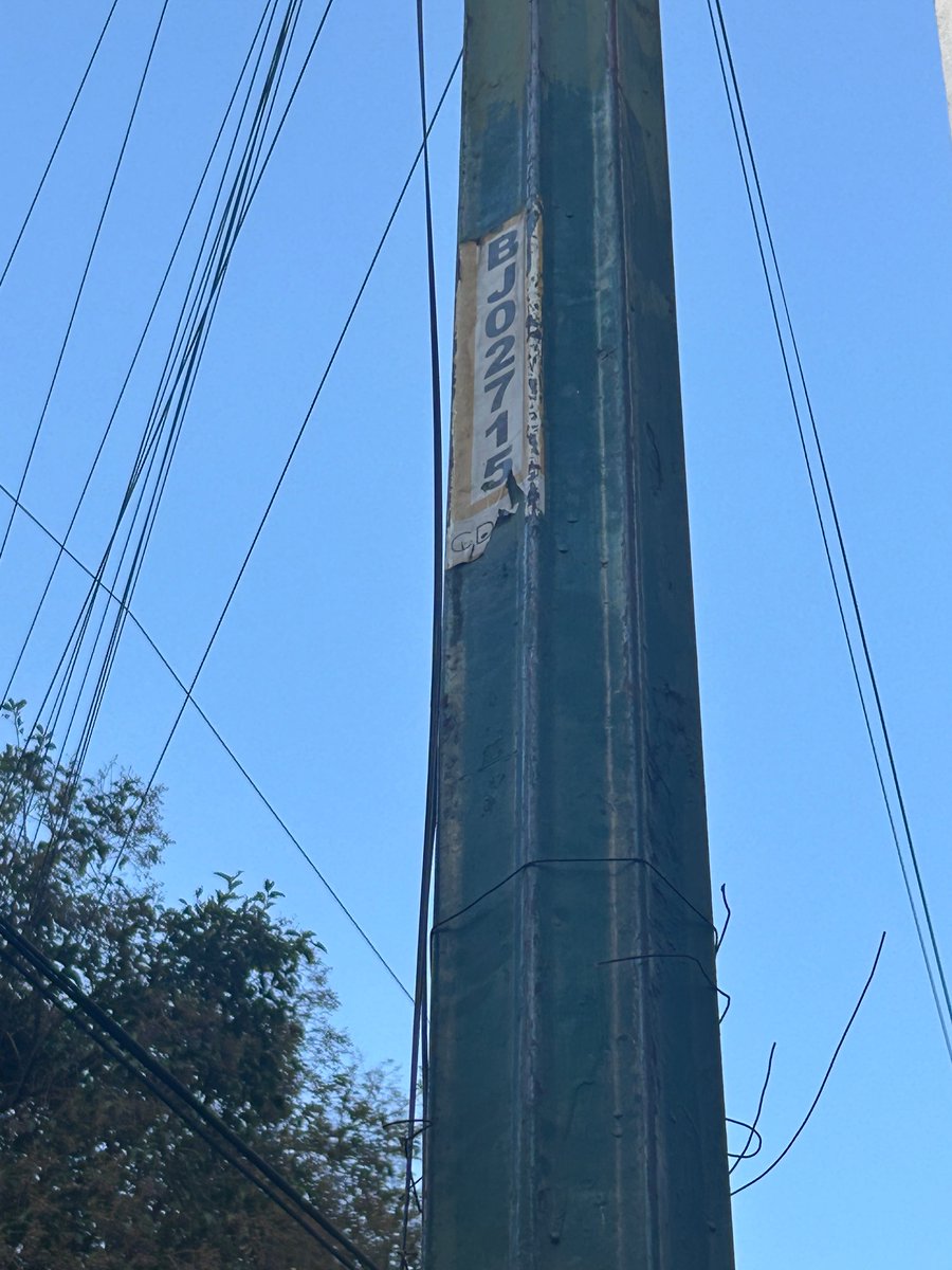 danielaloera's tweet photo. @AccionesBJ @En_laDelValle @locatel_mx @LuisMendozaBJ @BJAlcaldia @locatel_mx siguen sin atender el alumbrado público que está fundido. Adjunto número identificador desde donde están fundidos, es casi a la mitad del la calle Adolfo Prieto entre San Borja y Eugenia. https://t.co/OxTLZWeoQ5