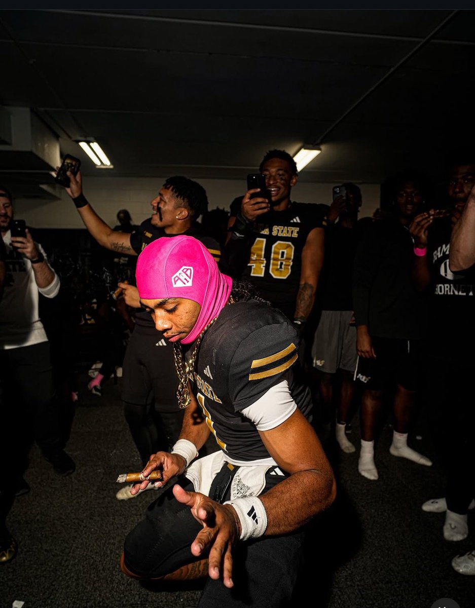 “KING JOFFREY STAN ACCOUNT” 👑🤴 (@bznupe) on Twitter photo She saw the Nupes strolling and was locked in 🤣🤣. BZ UP 38 million She saw the Nupes strolling and was locked in 🤣🤣. BZ UP 38 million