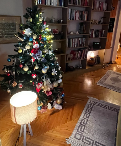 MetanoiaOC's tweet photo. Seeing Christmas decorations causes dopamine to be released, and this happy rush is good for our wellbeing. So if someone’s already blasting Christmas songs or decorating in October, let them. Want to feel happy? Put up your Christmas decorations now and don’t wait for December. https://t.co/LeoqTxTt9z