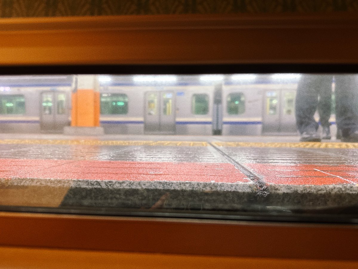 mi_nam_co's tweet photo. あるあるだけど、朝に空見上げながら過ごしていたら横浜あたりでホームの人と目が合ってしまうから気まずい。(あわてて閉めた) https://t.co/GEnbDFGaIq