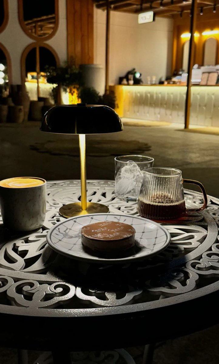 لي رفيقٍ يعشق الفزعه ولا يذخرها 
قد وقف لي وقفه اتبيّض وجه راعيها

الرجال تعد وقفاته و انا خابرها 
وهو نسى من كثر ماهوب ايتجّمل فيها

ابلجٍ متجملٍ فيني ولا يذكرها
 والله اني مذكّره فيها وهو ناسيها

يا عسى يفداه من يقفي وهو يقدرها 
الجميله في يديه تجيه ويخليها