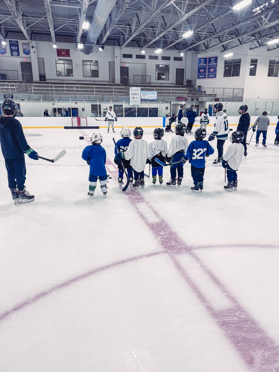 wolfpackhcky's tweet image. Our first of many #MondayNightMiteMentors as a part of our 2025-26 Big Brother Program 🐺💚 a big thank you to our coaches and players who were involved on and off the ice tonight #PartOfThePack