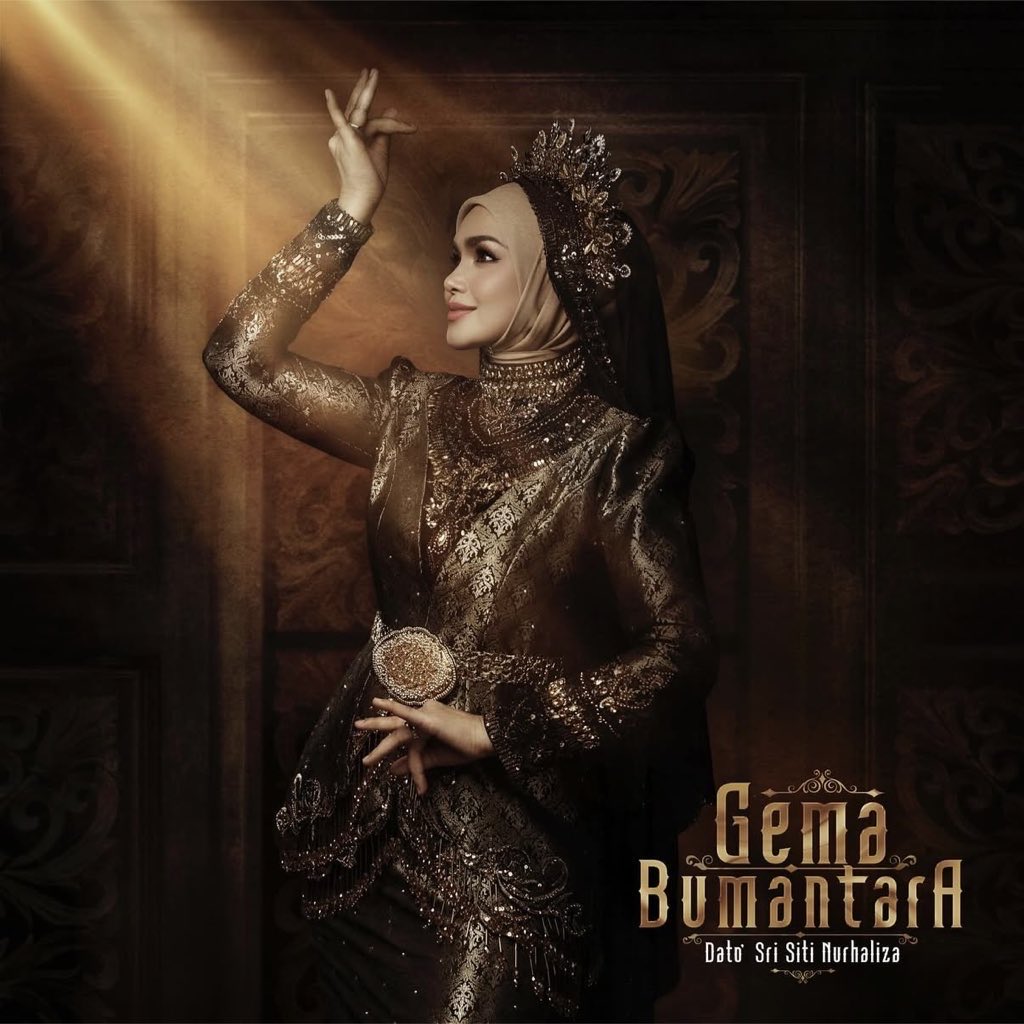 cartapop's tweet photo. Dato’ Sri Siti Nurhaliza currently charts 3 albums in the top 10 of iTunes Malaysia Albums chart.

#1 Gema Bumantara
#8 Sahmura
#10 Sanggar Mustika https://t.co/brTHtCypYT