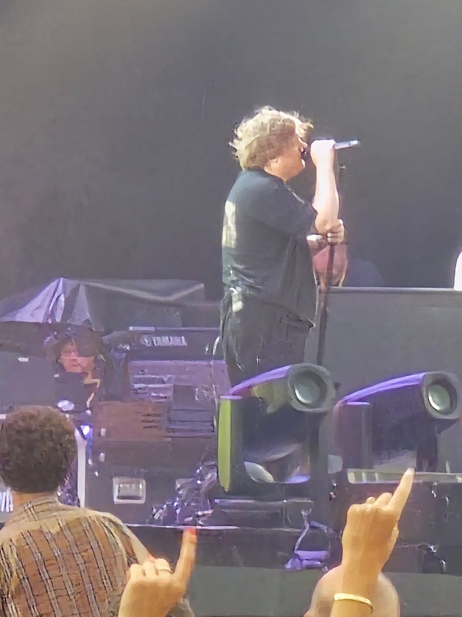 tams36's tweet photo. @LewisCapaldi was so lucky to see you at the @F1NightRace Singapore. Amazing night in the rain ☔️. Thank you for making it special ❤️ #singaporegrandprix #lewidcapaldi #happymemories https://t.co/FI3WfMB7ZM
