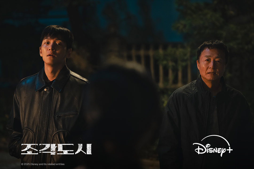 《조각도시》 노용식과 박태중, 좁은 방 안에서 마주 앉아 있는 장면