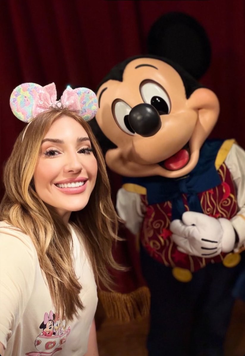 Estou assistindo os storys dela com um sorriso maior que o do Mickey. <a href="/draameirelles/">Amanda Meirelles</a> aproveita muitooo meu amor 🥰