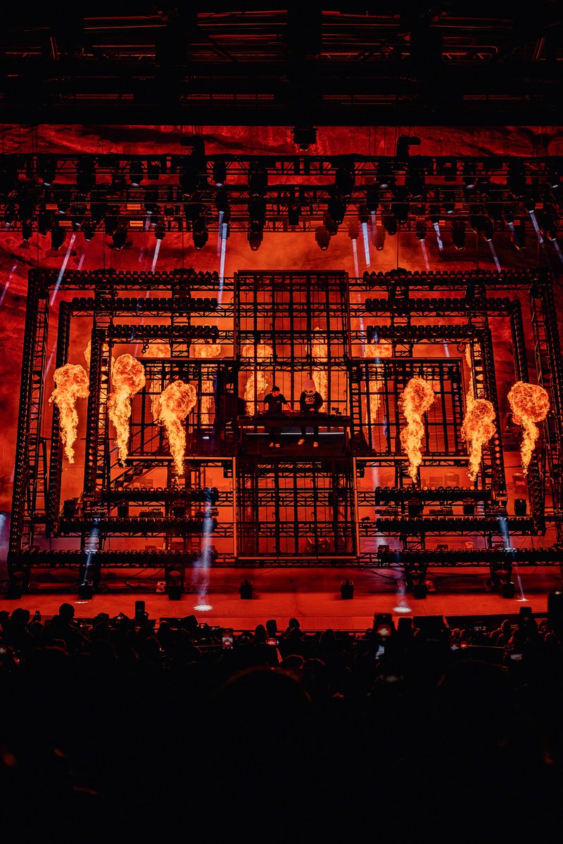 MartinGarrix's tweet image. first ever B2B w @marshmello should we do this again?? #GarrixAtRedRocks