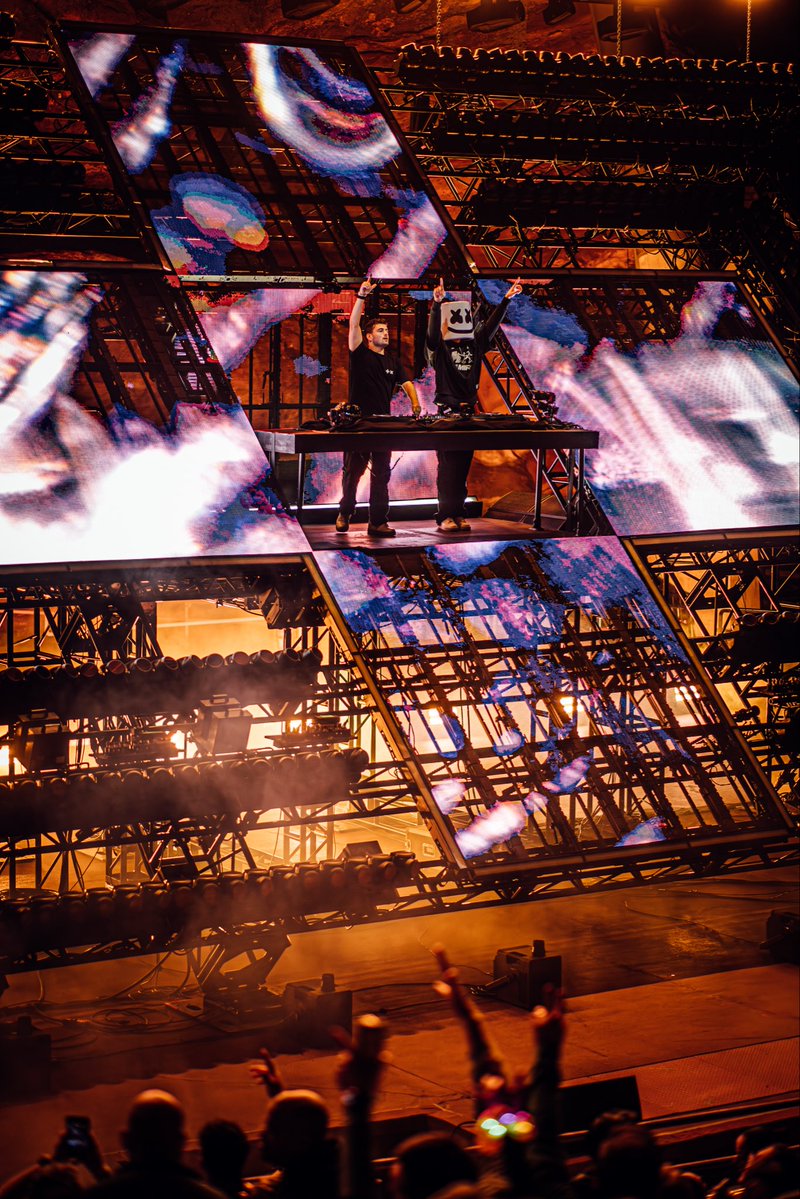 MartinGarrix's tweet image. first ever B2B w @marshmello should we do this again?? #GarrixAtRedRocks