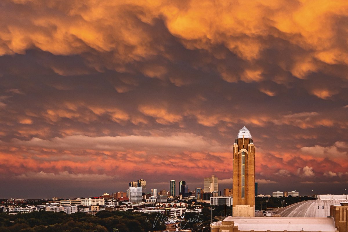 I think this is my favorite still frame from the sunset over downtown Fort Worth on Saturday evening. 😮‍💨🔥

#FortWorth #Texas #FortWorthTx #dfwwx #txwx