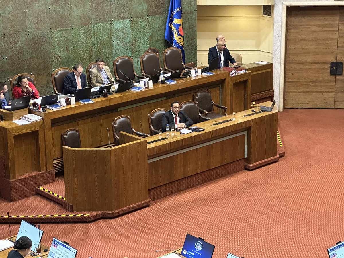 Hoy avanzamos en mejores condiciones de trabajo para las y los docentes de Chile.

Celebro la aprobación, por amplia mayoría, del proyecto de ley que otorga titularidad a los profesores, entregándoles certezas sobre su estabilidad laboral.

Ahora seguiremos trabajando para su