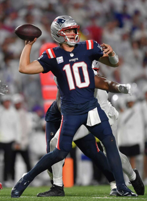 AdamOldCrow's tweet photo. The way the @Patriots brining back the silver/grey pants and making their  overall uniforms soooooo much better, is the same way that if the @NHLBruins brought back gold/yellow socks with their home unis @UniWatch @sportslogosnet @lukewoishnis https://t.co/6McqNxTLFk