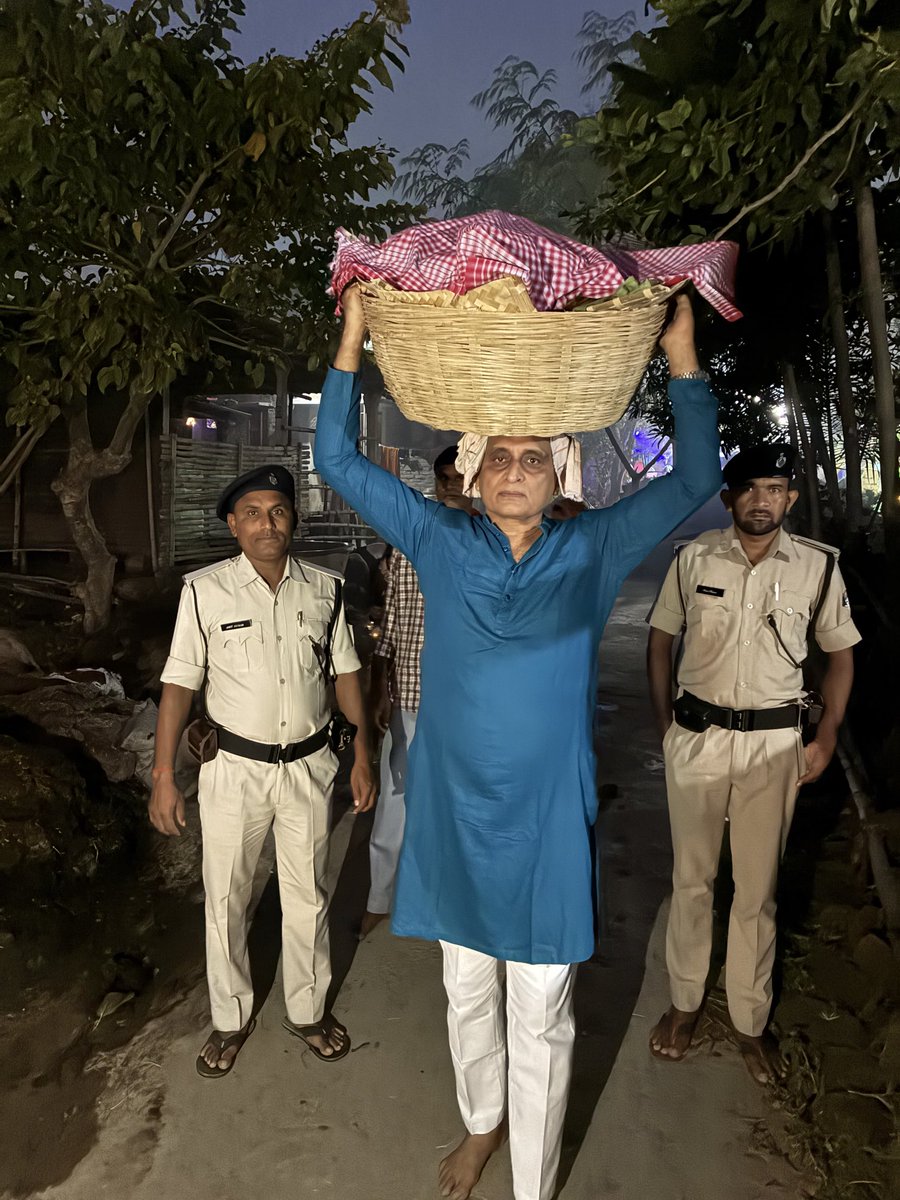 उगते सूर्य को अर्ध्य के लिए घाट की ओर