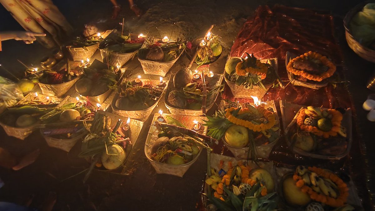singh_loke34264's tweet photo. छठ घाटों पर श्रद्धालु उदीयमान सूर्यदेव को अर्घ्य अर्पित करने हेतु संकल्पित हैं — लोक आस्था के इस पावन पर्व पर आरोग्य, समृद्धि एवं कल्याण की मंगलकामनाएँ वातावरण में प्रतिध्वनित हो रही हैं।

#bihar #chhathpuja #chhat #festive #festivevibes #festival #festivalvibes #celebration #sun #heritage #feelgood 

@TourismBiharGov @incredibleindia @tourismgoi @biharfoundation @brlps_jeevika