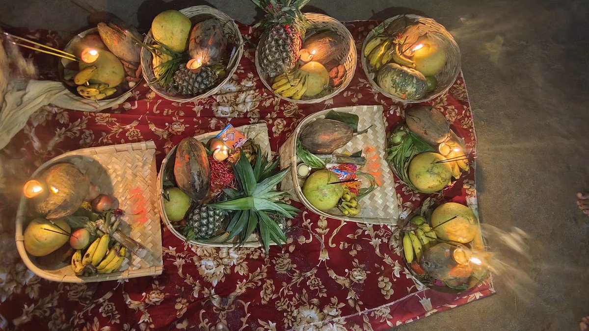 singh_loke34264's tweet photo. छठ घाटों पर श्रद्धालु उदीयमान सूर्यदेव को अर्घ्य अर्पित करने हेतु संकल्पित हैं — लोक आस्था के इस पावन पर्व पर आरोग्य, समृद्धि एवं कल्याण की मंगलकामनाएँ वातावरण में प्रतिध्वनित हो रही हैं।

#bihar #chhathpuja #chhat #festive #festivevibes #festival #festivalvibes #celebration #sun #heritage #feelgood 

@TourismBiharGov @incredibleindia @tourismgoi @biharfoundation @brlps_jeevika