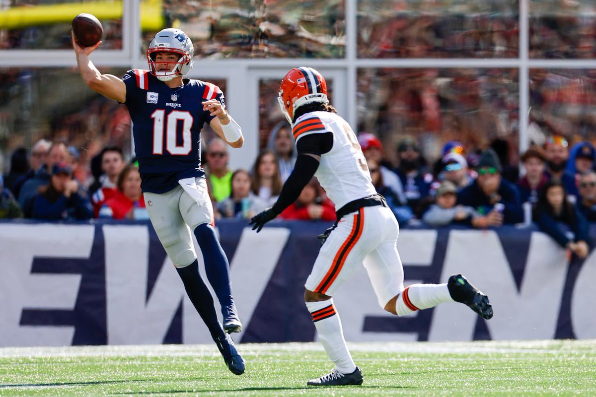 PaulyPewbs1007's tweet image. asked some girl if she wanted to dance and she didn’t hear me, so i called an audible and gave a compliment. #checkcheck