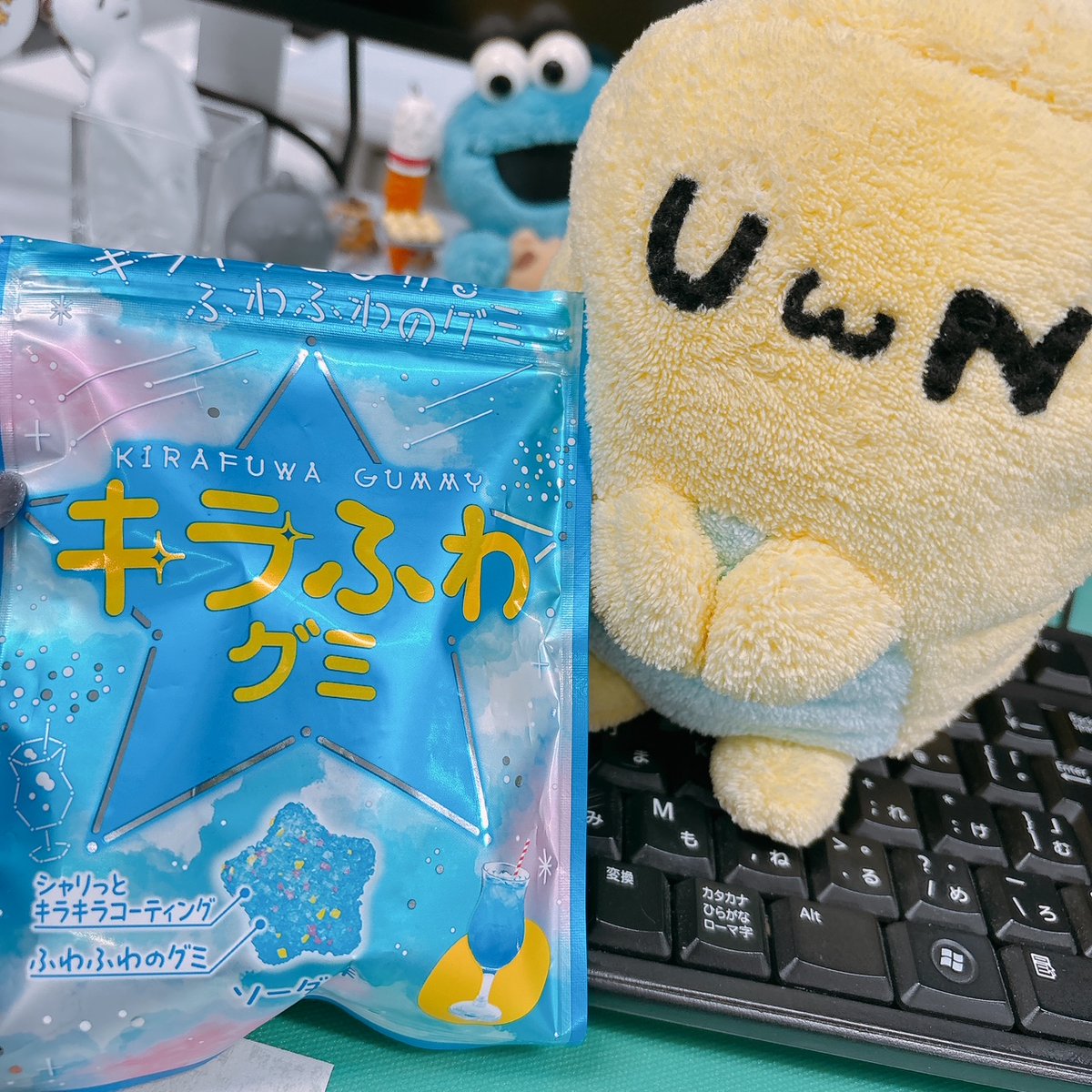 uniform_next's tweet image. おはようございます(｀UωN)
今日の福井の天気は雨☔です

ユニまるさんがキラふわグミを食べようとワクワクしている様子です(∩UωN)∩青いパッケージがかわいいですね💙
弾力があってシャリっとした歯ごたえがおいしいみたいです🤤

火曜日もがんばるぞい✊️

#企業公式が毎朝地元の天気を言い合う