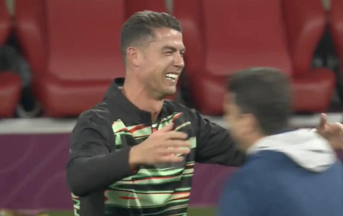 Alfaro en las gradas presenciando cada minuto de este partido...