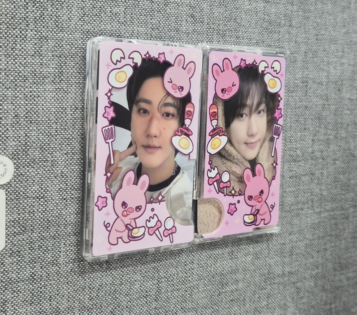 🐽맥세이프 카드지갑 사용 꿀팁🐰
자석 되는 파티션에 액자로 쓰세요!!!
이를 이용해 저는 회사에서 빡칠때마다 마음을 다스리고 있으며...
넘 예뿜ㅠㅠㅠㅠ 참고로 저는 플립써서 카드지갑 못쓰는데 걍 개큰구매 갈김