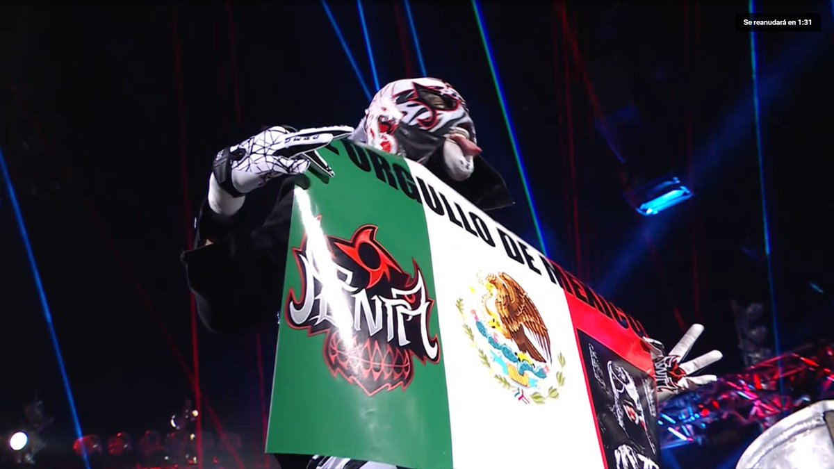 LuigiWrestling's tweet photo. Penta se ha enamorado de la pancarta del orgullo de México 😭 #WWERAW https://t.co/BEa6eQC7U4