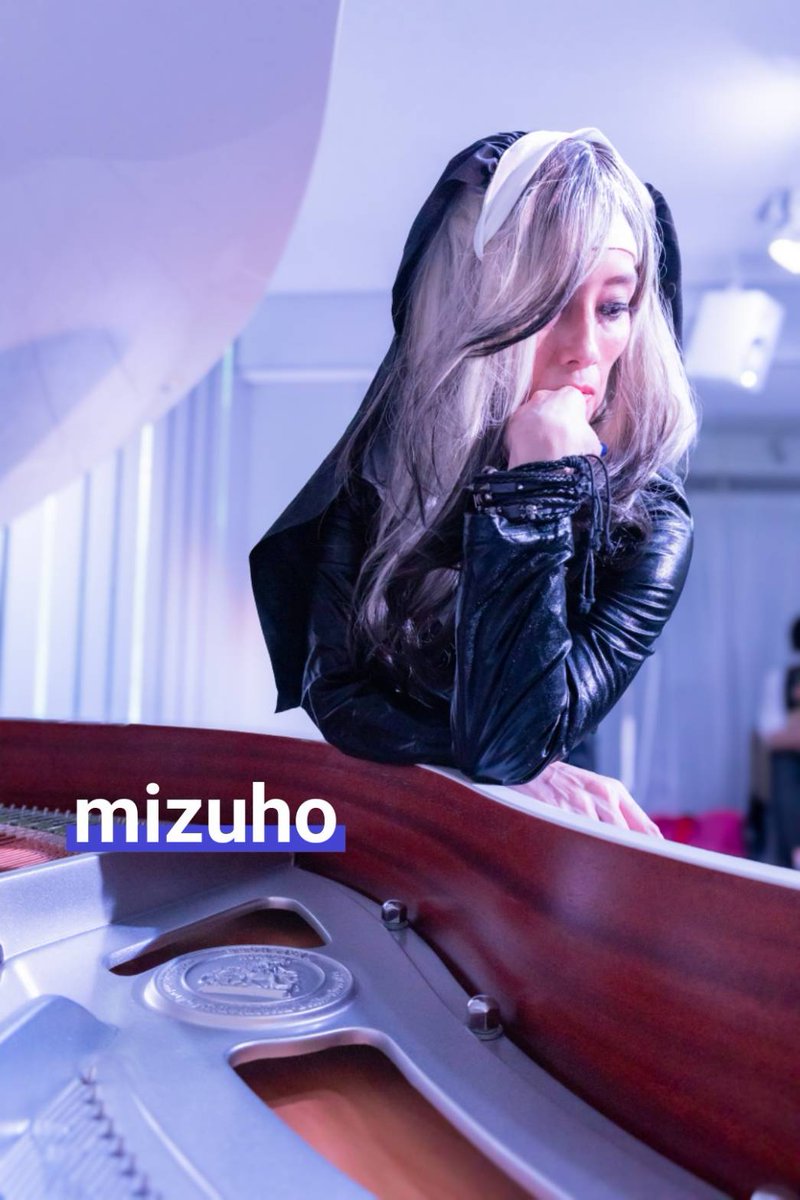 HonestMizuho's tweet image. 白のBECHSTEIN 触れた瞬間、
時が止まったようだった。
#ピアノ #BECHSTEIN #幻想 #美学 #黒薔薇  #halloween  #撮影
Photo @CameraYuna 
Model @m_cross4 感謝🙏✨✨