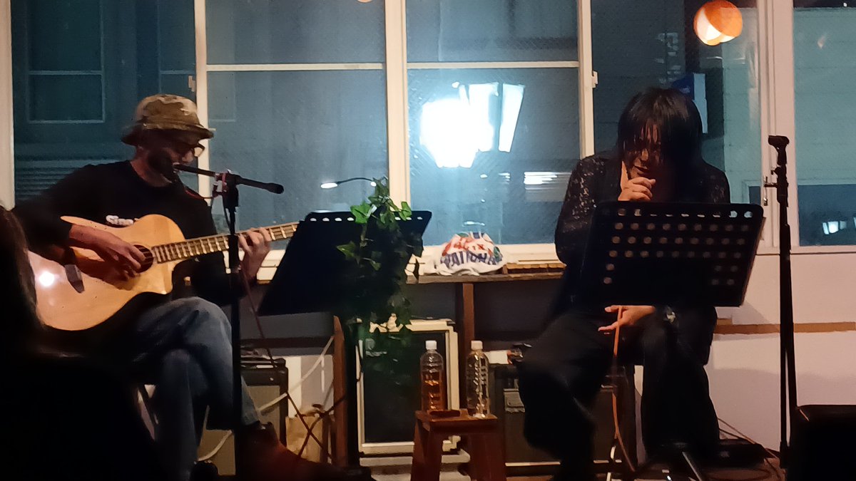 jiguroofficial's tweet image. 小池ヒロミチさんツアーin群馬
高崎のSLOW TIME Cafe さんの
素敵な空間で小池さんの奏でるベース+唄は大人の色気たっぷり✨
じぐろも今回はレア曲を選びました🎤
二人での曲は小池さんのコーラスで痺れまくったスペシャルすぎる時間でした☺️
皆様ありがとうございました🎵
#COMPLEX
#小池ヒロミチ