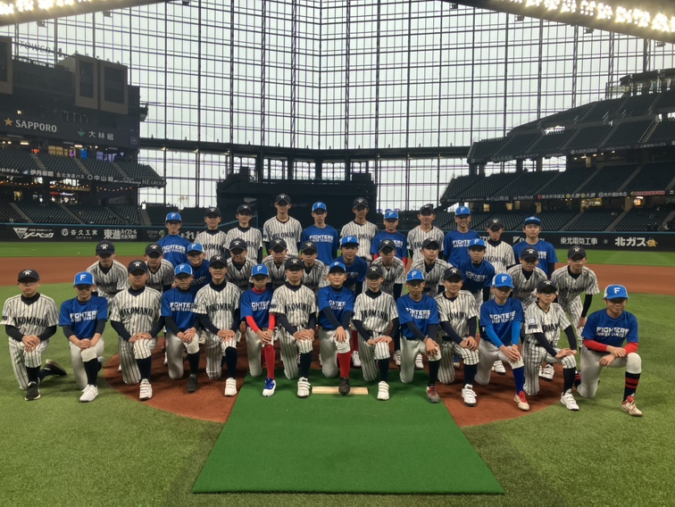 FightersPR's tweet photo. #ファイターズジュニア が真駒内リトルシニアと交流試合を行いました⚾

12月末は「NPBジュニアトーナメント 2025 KONAMI CUP」に出場！
大会に向けて鍛錬の日々を過ごしています‼️

✅大会概要は👇
https://t.co/NN38EfcRp5

#lovefighters
#NPBジュニアトーナメント https://t.co/9Dj9XOumJs