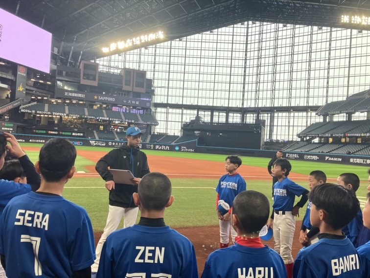 FightersPR's tweet photo. #ファイターズジュニア が真駒内リトルシニアと交流試合を行いました⚾

12月末は「NPBジュニアトーナメント 2025 KONAMI CUP」に出場！
大会に向けて鍛錬の日々を過ごしています‼️

✅大会概要は👇
https://t.co/NN38EfcRp5

#lovefighters
#NPBジュニアトーナメント https://t.co/9Dj9XOumJs