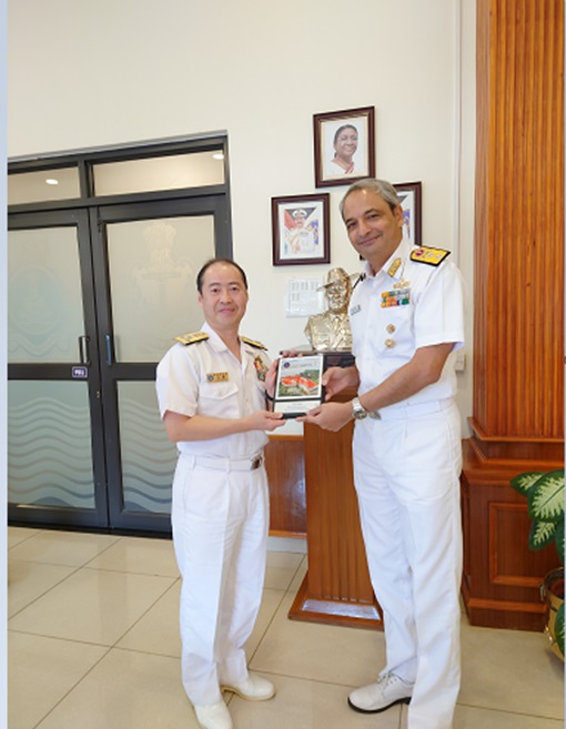 jmsdf_msc's tweet image. 海上自衛隊幹部学校長及びCS学生は10月23~27日にかけ訪印し、インド海軍大学を訪問しました。同学校長ナーイル少将と意見交換した他、日本周辺の安全保障環境や海上自衛隊の役割について講話を行いました。また、人的交流や研究分野の交流促進のため、協力覚書に署名しました。