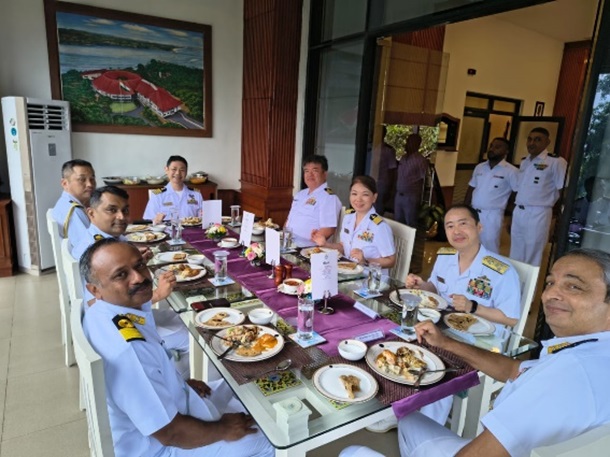 jmsdf_msc's tweet image. 海上自衛隊幹部学校長及びCS学生は10月23~27日にかけ訪印し、インド海軍大学を訪問しました。同学校長ナーイル少将と意見交換した他、日本周辺の安全保障環境や海上自衛隊の役割について講話を行いました。また、人的交流や研究分野の交流促進のため、協力覚書に署名しました。