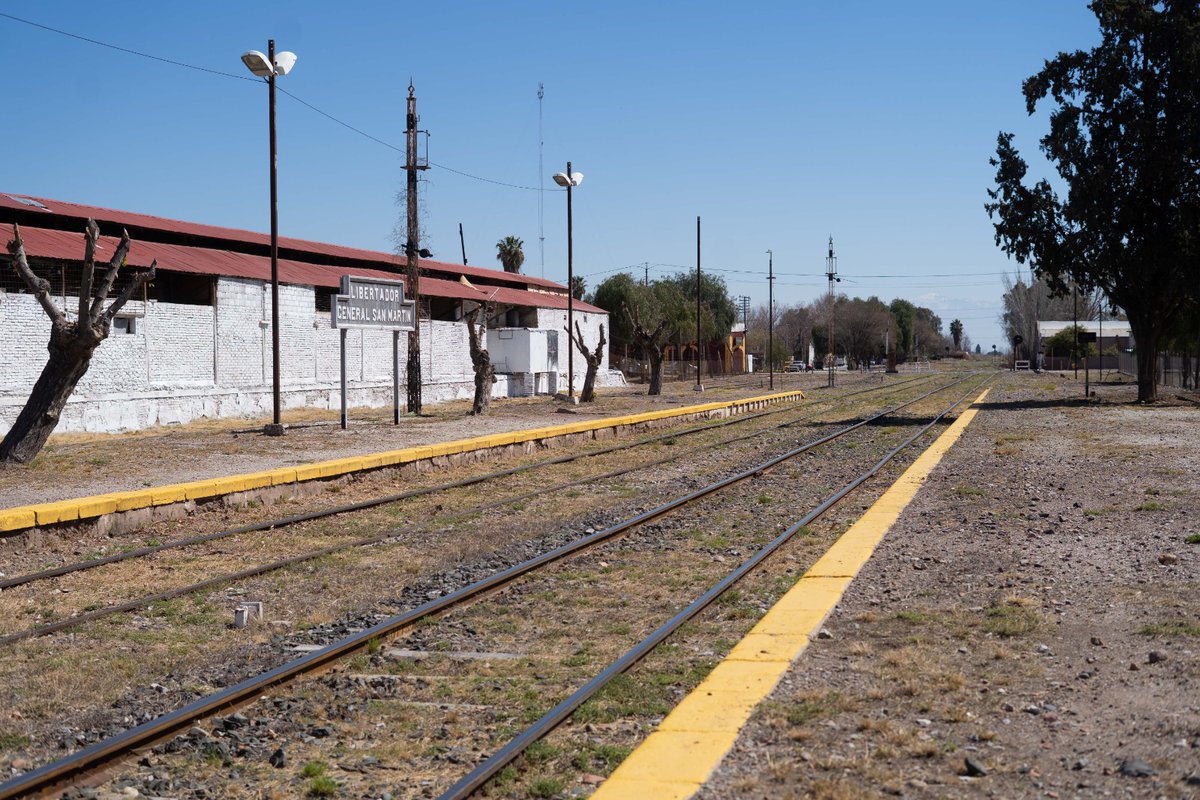 🚧 Gran avance para el Este: el Gobernador anunció el comienzo de la II Etapa de la Doble Vía del Este y el inminente llamado a licitación de la Etapa III que llegará a la Ruta 7.
Además, mañana se llama a licitación el Tren de Cercanías. 
Más info en acortar.link/rzCvds