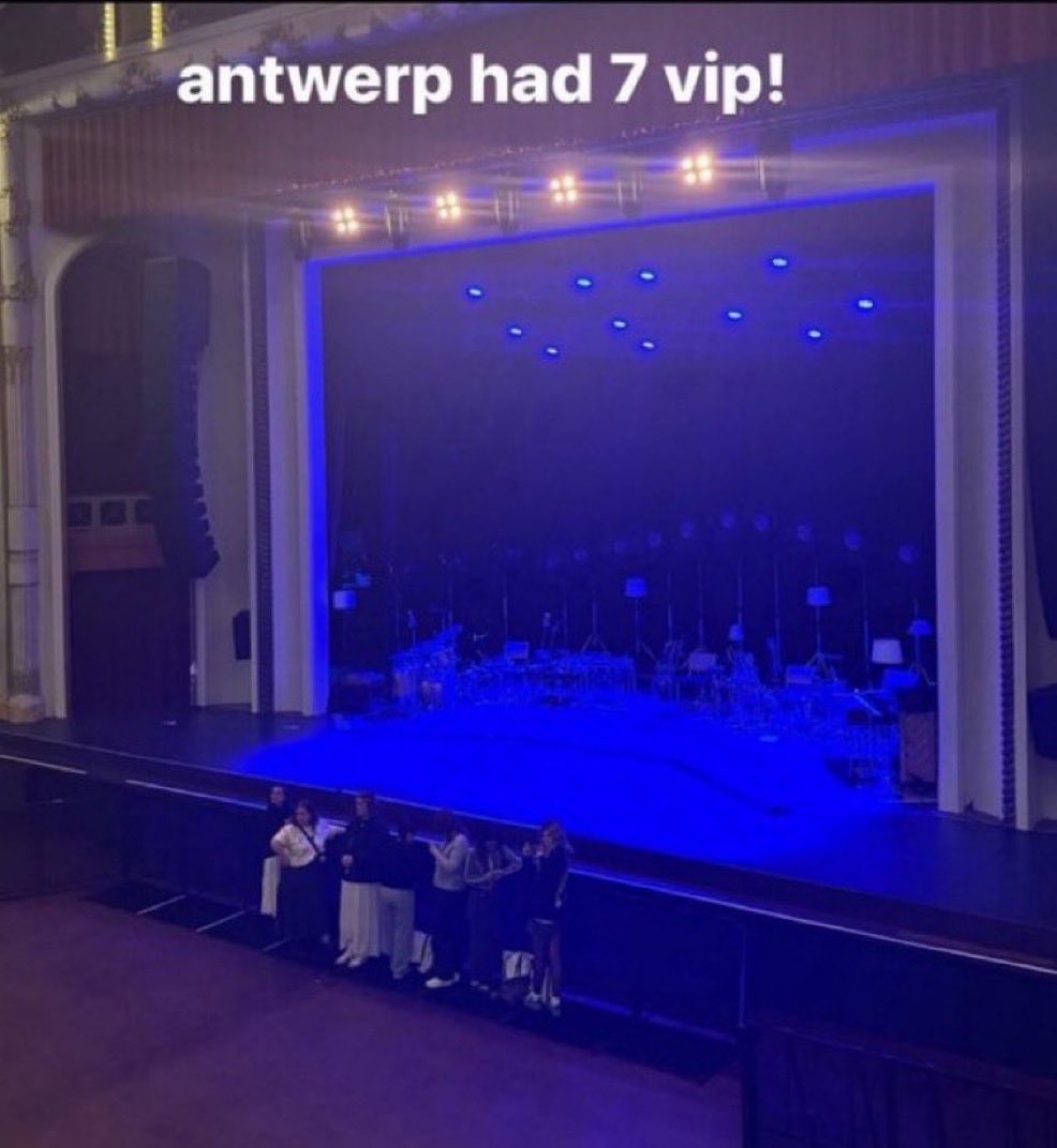 hskissdisco's tweet photo. 5sos pit vip in europe is gonna be like this https://t.co/BIH0j3dHGk