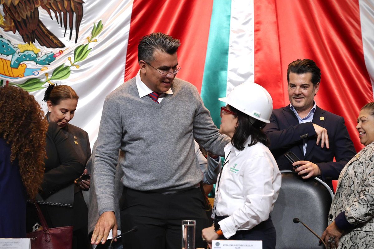 mensajero34's tweet photo. El diputado Ramón Flores participa en las comparecencias de los titulares de PEMEX y CFE, ante la Comisión de Energía de la Cámara de Diputados.

El director general de PEMEX, ­Víctor Rodríguez Padilla, rindió cuenta de los avances, retos y planes de la empresa petrolera estatal. 

Por su parte, la directora general de CFE, ­Emilia Esther Calleja Alor, presentó su informe de gestión y los proyectos en curso de la empresa estratégica del estado. 

En ambas comparecencias, el diputado del PT planteó la importancia de asegurar la infraestructura eléctrica, el impulso a la transición energética y la cobertura de las comunidades de Sonora y del noroeste del país.

“Sonora es una región estratégica para la transformación energética del país y para atraer inversiones en el sector, por lo que seguiré impulsando desde la Comisión de Energía que se concreten los proyectos que beneficien a nuestra entidad y al país entero”, destacó el legislador sonorense, además de reafirmar su compromiso con la transparencia, el diálogo constructivo y la vigilancia legislativa responsable, con el fin de que ambas empresas cumplan con sus obligaciones y contribuyan al desarrollo sostenible, al bienestar de las familias mexicanas y a la soberanía energética nacional.
@AlfonsoDurazo @ramon_flores_ @DiputadosPTmx @CongresoSon @MorenaSenadores @PTSonora @PTMexico @MorenanAccionMX @DianaKarinaBa
