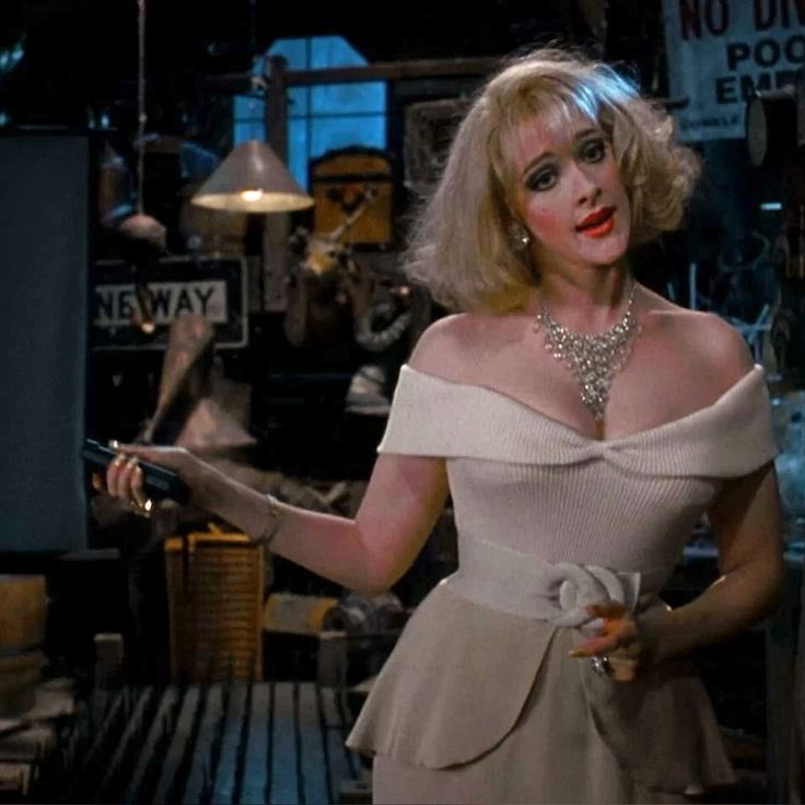 The best thing about Debbie Jellinsky is that not only did she have time to knock out 7 members of the Addams family, set up 7 electric chairs and hook everything up… she also was sure that she brought her slides, projector and screen for her slideshow. Respect

#AddamsFamily