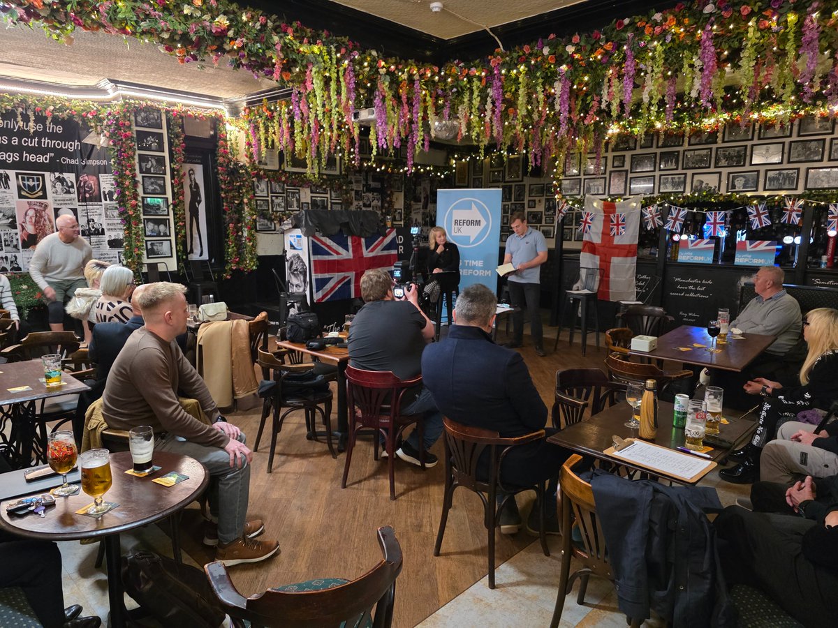Great evening with the Manchester Branch in the city centre talking about all things <a href="/reformparty_uk/">Reform UK</a> with Chair Jacob Barlow, Deputy Sian Astley <a href="/Moregeous/">Sian Astley</a> and Wigan Chair Cllr Lee Moffitt.  Manchester needs Reform! 🇬🇧