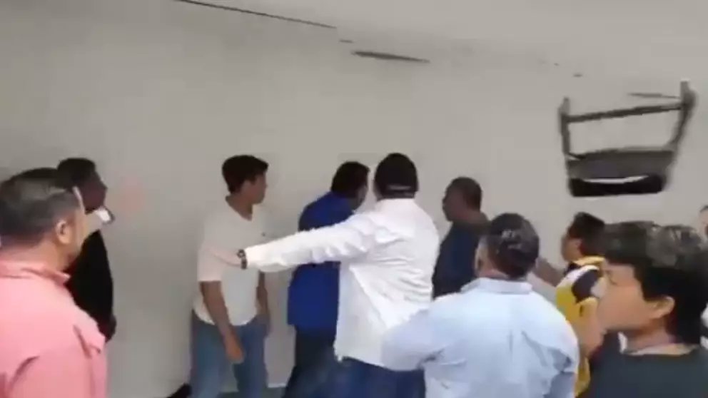 AztecaNoticias's tweet photo. Violenta #elección del #PAN en #Campeche
La jornada para elegir al Consejo Político Estatal del PAN en Campeche terminó en #trifulca dentro del Hotel Ocean View, con #insultos, empujones y #sillazos.
El diputado Josué Rodríguez Golib resultó herido en la cabeza y fue auxiliado mientras intentaban controlar la situación.
https://t.co/IEtTqFeRp9