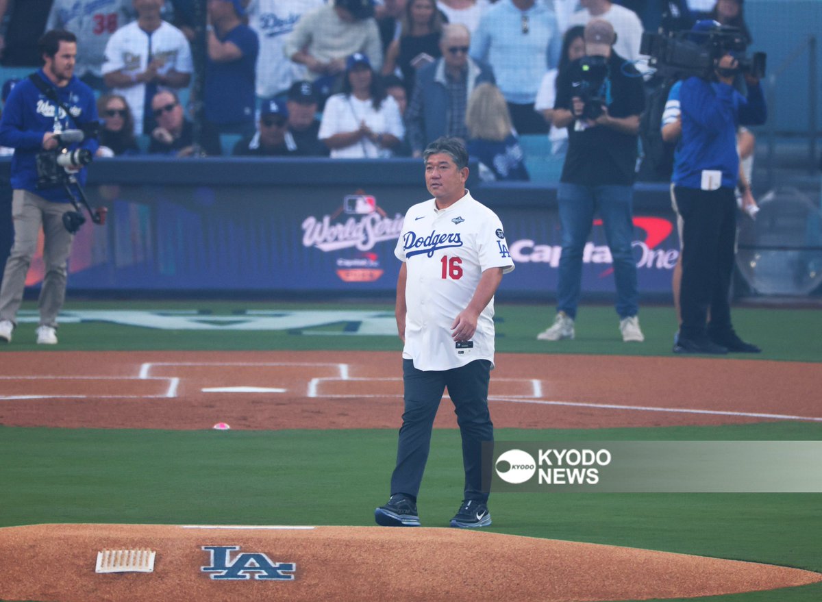 ドジャースOBの野茂英雄さんがワールドシリーズ第3戦で始球式を行い