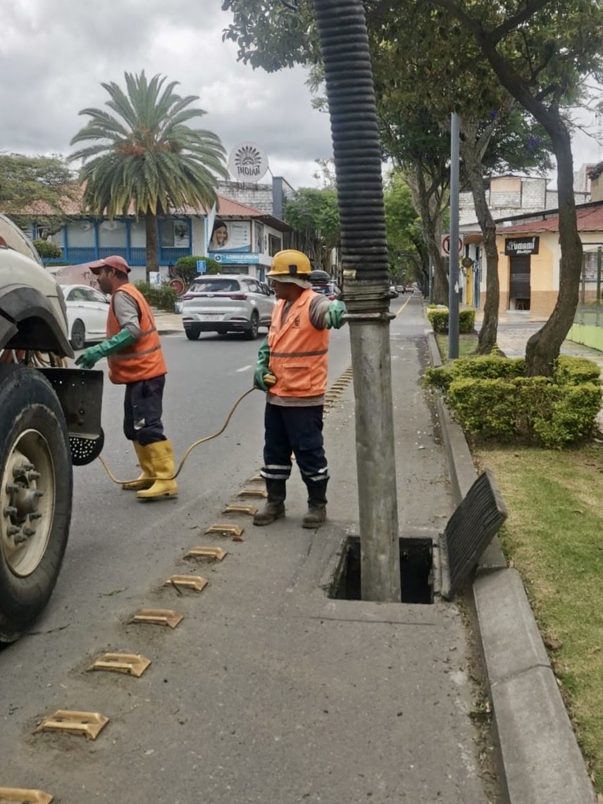 🚧 Umapal realiza trabajos de limpieza de sumideros y pozos en la calle 24 de Mayo, garantizando un mejor drenaje y evitando acumulaciones de agua en el centro de la ciudad. 💧

#MunicipioDeLoja
#TrabajoEnMarchaPorLoja