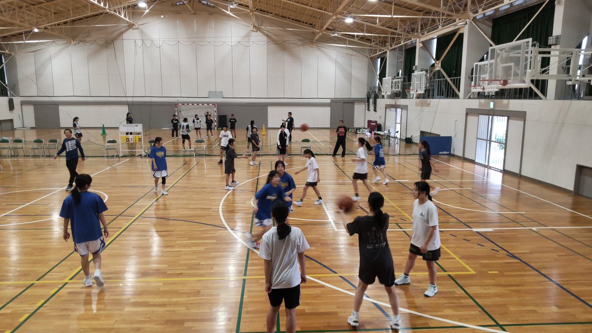1chisho's tweet photo. 女子バスケ部が奥中学校と合同練習・試合を行いました。奥中学校の部員が、前回の合同練習が嬉しかったとのことで、また来校していただき、トレーニングやピック＆ロールなどの練習を一緒に行いました。
一商生にとっても10月28日(火)の一商スポーツスクールに繋がる経験をさせていただきました。#一商 https://t.co/lkFesN5VFt