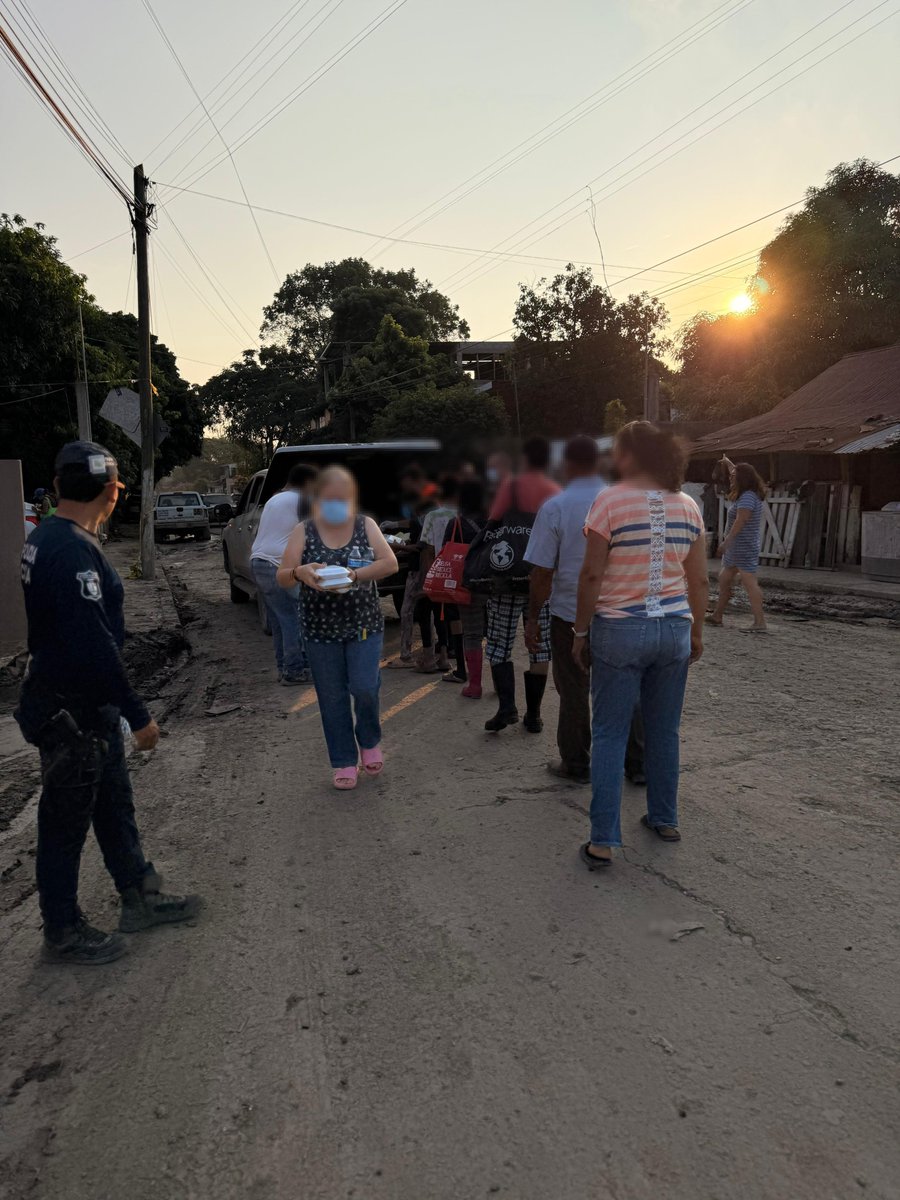 🦺 #PlanTajín | Bajo la coordinación de la Gobernadora @RocioNahle, junto con <a href="/InviviendaMX/">Invivienda</a>, <a href="/DIFEstatalVer/">DIF Estatal Veracruz</a> y <a href="/PCEstatalVer/">Secretaría de Protección Civil de Veracruz</a>, seguimos entregando raciones de comida, agua y cubrebocas a familias de Álamo.

Nuestra Misión es Preservar tu Seguridad 🚔