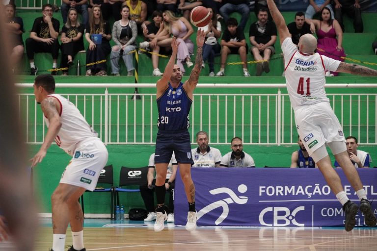 BlogTurnover's tweet image. NOITE DO NBB

Vasco novamente começa bem, mas não consegue segurar o ritmo do São José, que venceu por 61 a 57. Leo Cravero foi o cestinha do São José com 18 pontos. No lado do Vasco, Ale e Basilio foram os cestinhas com 13 pontos cada.

Minas começou muito bem, chegou a abrir 13…