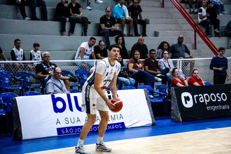 BlogTurnover's tweet image. NOITE DO NBB

Vasco novamente começa bem, mas não consegue segurar o ritmo do São José, que venceu por 61 a 57. Leo Cravero foi o cestinha do São José com 18 pontos. No lado do Vasco, Ale e Basilio foram os cestinhas com 13 pontos cada.

Minas começou muito bem, chegou a abrir 13…