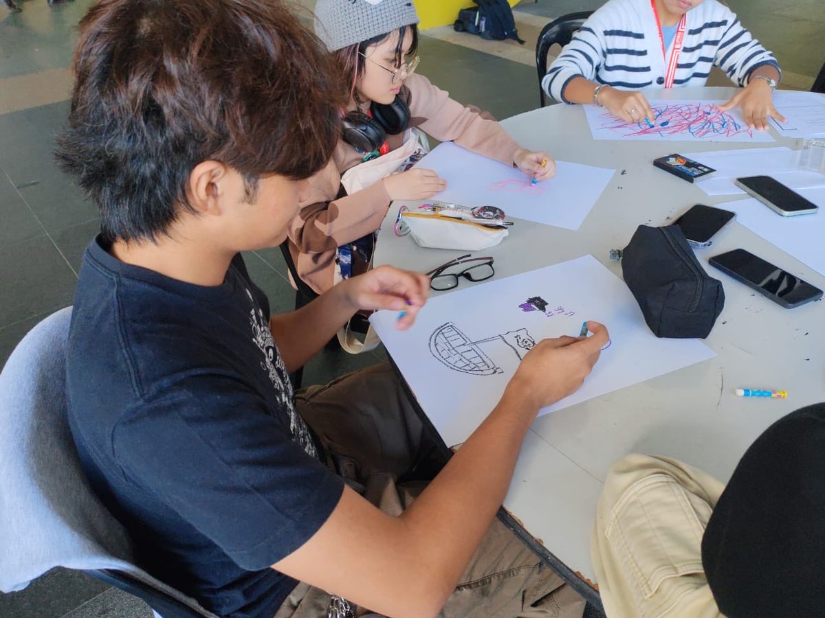 MsumalaysiaS's tweet photo. Participants exploring emotions through creative activities during the #SYNC Art Within the Canvas programme at Plaza North yesterday.
#MSU #SESS #MentalHealthAwareness #BCG #BPSY https://t.co/200rXftkrH