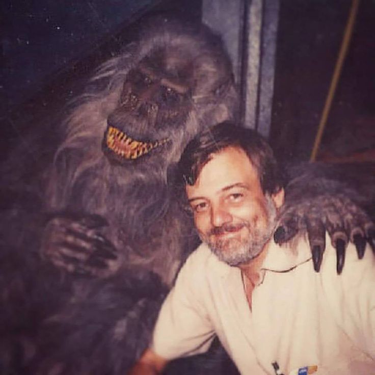 TheWolfmanDB's tweet image. George Romero and Fluffy. 

Behind the scenes on Creepshow (1981)