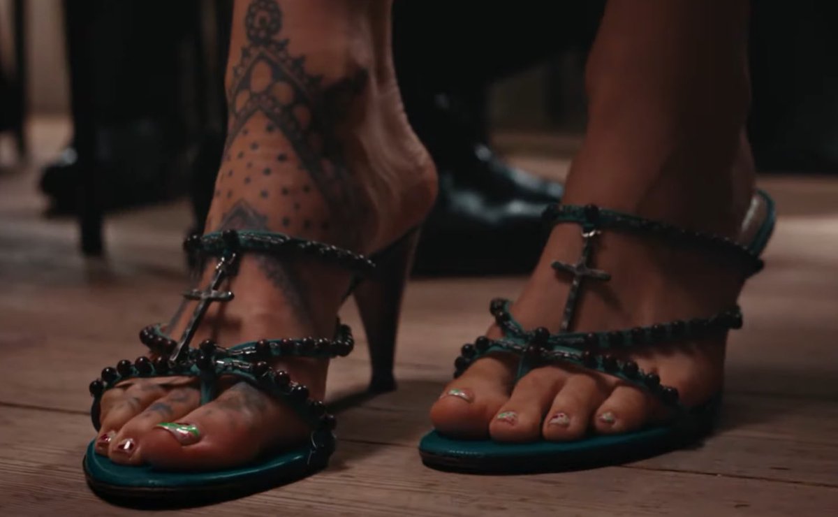 lacurvadelamod's tweet photo. El estilista de Rosalía es José Carayol, que seleccionó piezas vintage de diseñador para su primer videoclip, Berghain. Se destacan estas sandalias y musculosa de Alexander McQueen circa 2003. https://t.co/NldgxOvh83