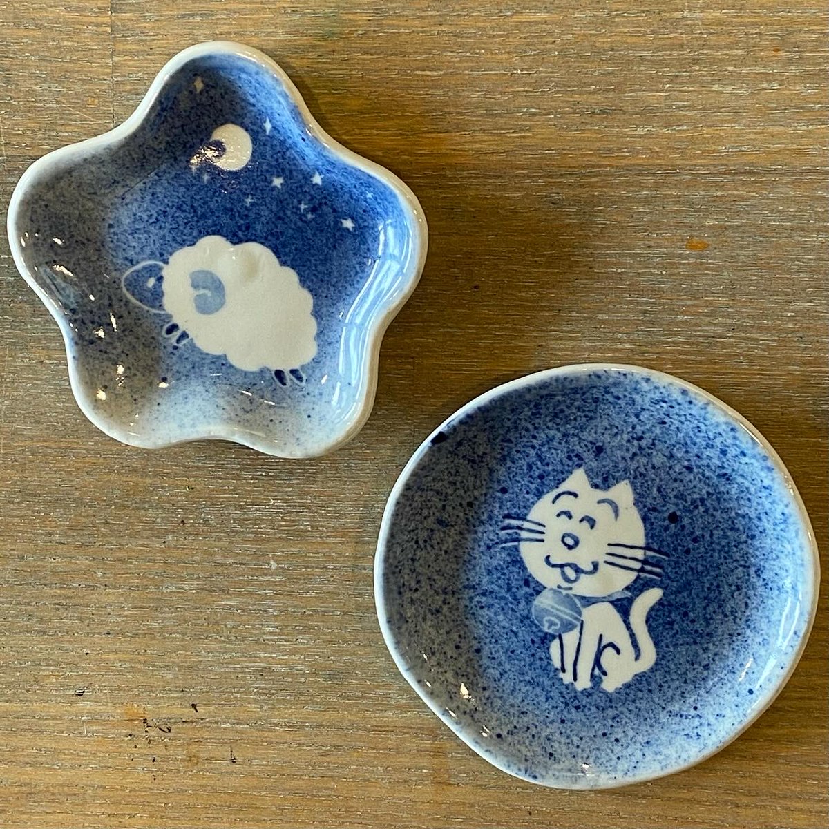 q11g4uDVTQwrb5a's tweet image. そろりとではお初の磯野家のアイドル「タマちゃん」お顔の筆書きもバッチリ可愛いです。月夜に眠れないひつじ🐏もよき仕上がり、世界で１枚の豆皿、食卓で使っていただけていますか？10/28(火)11時オープン、29(水)30(木)は定休日です。