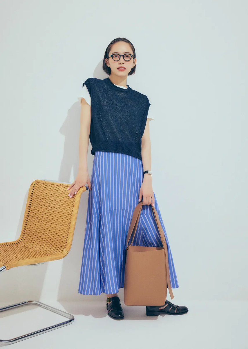 ModulationWheel's tweet image. 井桁弘恵 ニットとスカート 全身 (【井桁弘恵の通勤コーデ】簡単にサマになるストライプスカートを主役に | MORE) buff.ly/1Sb0KZU