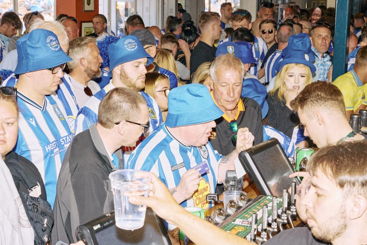 lequipe's tweet photo. En pleine crise, les fans de Sheffield Wednesday mettent fin au boycott, achètent 9 000 billets et dépensent 229 000€ à la boutique du club en 24 heures
➡️ https://t.co/otJ4ut6tJw https://t.co/5xCBM8HuOO