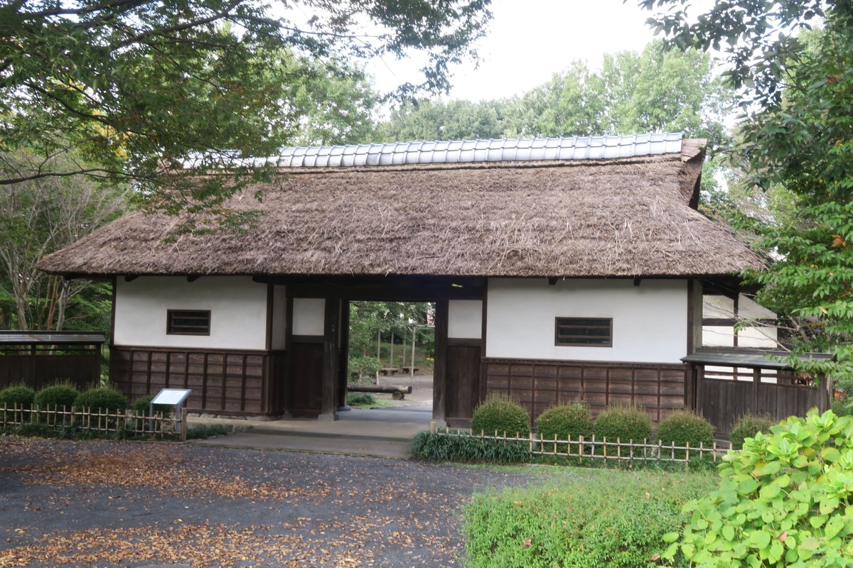 東京文化財ウィーク  2025【通年公開】「旧三岡家長屋門（府中市）」は、府中市郷土の森博物館に移築された、蔵造りの部屋に大きな茅葺き屋根が乗る珍しい構造の門です。  🍁公開日時：9:00～17:00 休館日あり 🍁最寄り駅：分倍河原駅 🍁料金：300円 https://t.co/goFN7lQrau, image size:1200x800